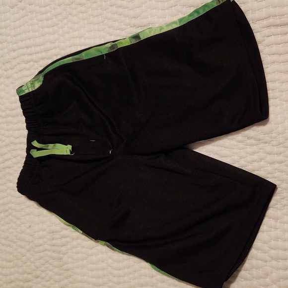 Little boys size m shorts. 1 is red and the other is black with mindcraft green - Picture 4 of 5